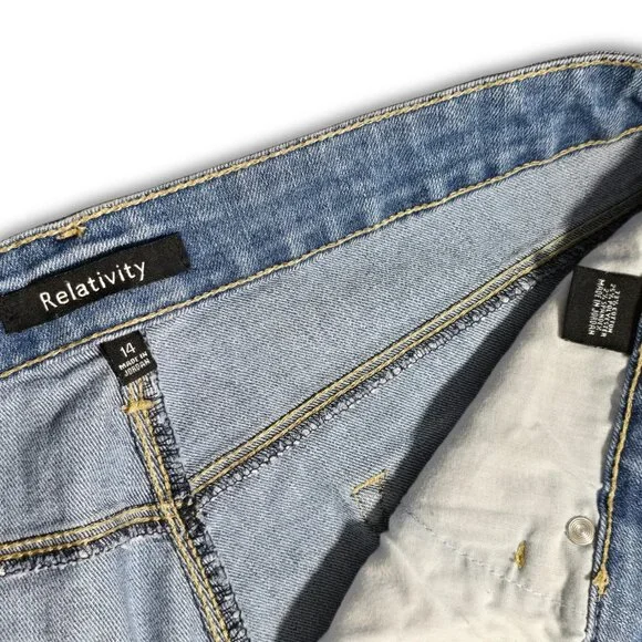 Women's Size 14 Mid-Rise Cuffed Stretch Denim Shorts Relativity Medium Wash - Picture 5 of 5